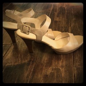 NINE WEST heel sandals-sz 9 Nude or BLACK leather.